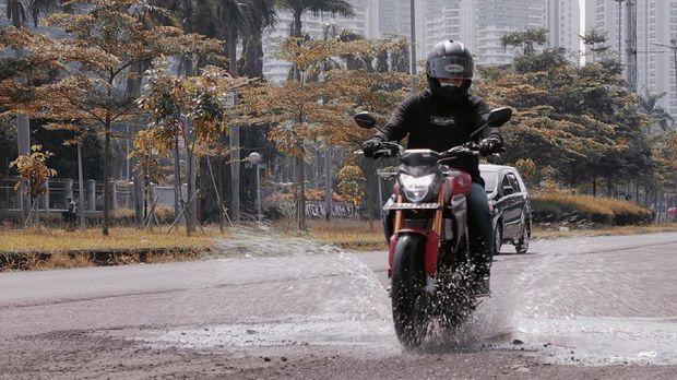 test ride honda cb150r streetfire