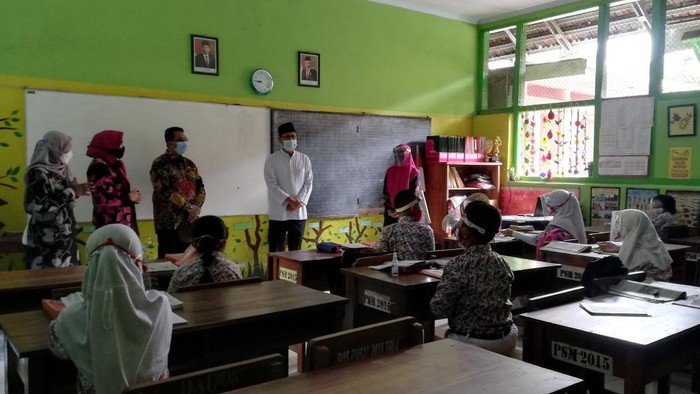 Bahagianya Siswa Pasuruan Kembali ke Sekolah Setelah Setahun Belajar di Rumah