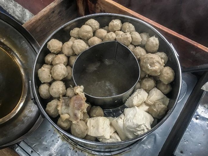 Waduh! Pelanggan Temukan Jimat Pelaris di Warung Bakso Ini