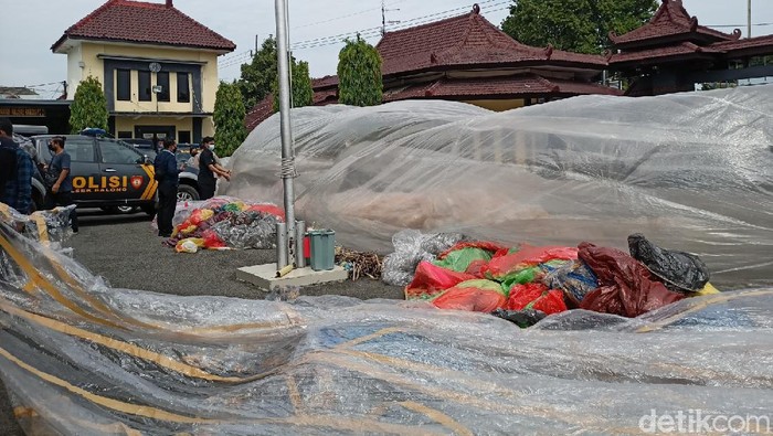 Selama masa Lebaran 2021, Polres Ponorogo mengamankan 172 balon udara tanpa awak. Kemudian polisi juga menangkap 8 pemilik bahan petasan.