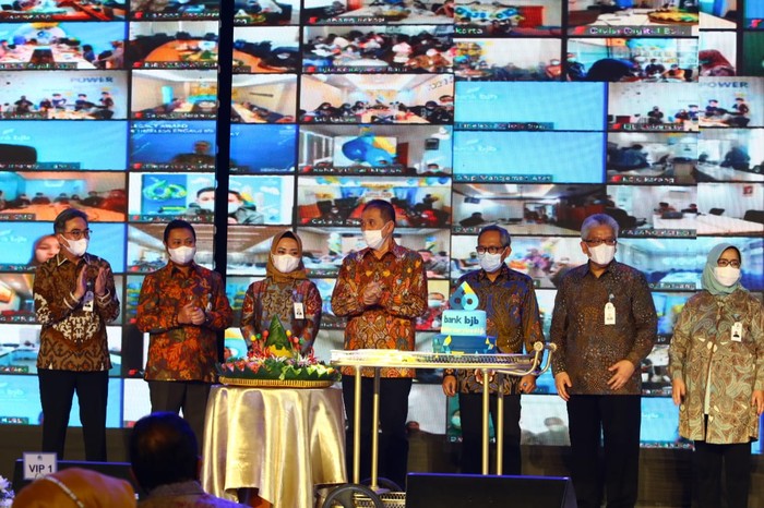 PT Bank Pembangunan Daerah Jawa Barat dan Banten (bank bjb) pada hari ini genap berusia 60 tahun. Lebih dari separuh abad bank bjb memberi peran dan kontribusi dalam membangun daerah, khususnya di Jawa Barat dan Banten.