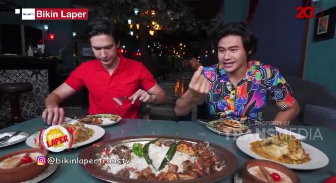 Bikin Laper! Asyiknya Dimas Beck Menyantap Daging Domba di Warung Turki