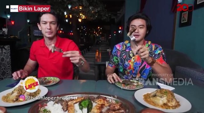 Bikin Laper! Asyiknya Dimas Beck Menyantap Daging Domba di Warung Turki