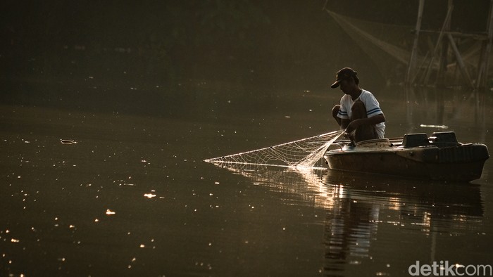 Nelayan-nelayan kecil di Kecamatan Pamulang, Tangerang Selatan, menggantungkan hidupnya dengan menangkap ikan di danau. Penghasilan mereka seringkali tidak menentu.