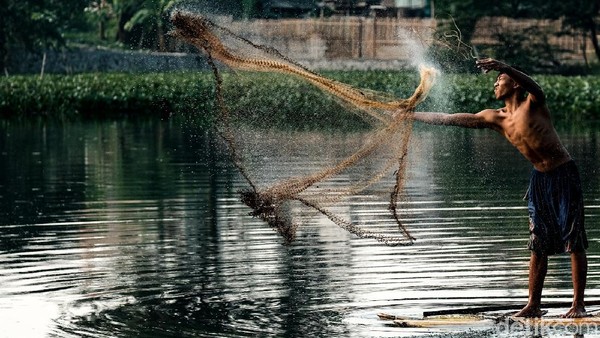 Cara Nelayan Kecil Pamulang Bergantung Hidup di Danau