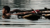 Rizal, salah satu nelayan, memulai aktivitas menangkap ikan mulai pukul 01.00 WIB. Dia mengitari danau sampai subuh.  