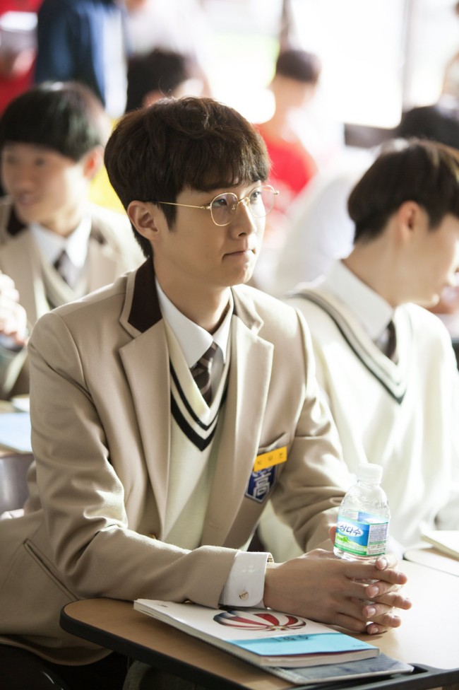 Bikin gemas, ini penampilan Choi Woo Shik saat membintangi drama Korea Fight for My Way. Aktor berumur 31 ini tak banyak berubah dan masih terlihat awet muda hingga sekarang. Foto: dok. KBS2