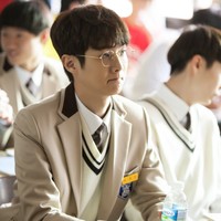 Bikin gemas, ini penampilan Choi Woo Shik saat membintangi drama Korea Fight for My Way. Aktor berumur 31 ini tak banyak berubah dan masih terlihat awet muda hingga sekarang. Foto: dok. KBS2
