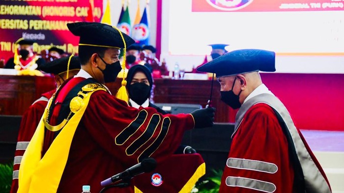 Eks Menteri Pertahanan RI Ryamizard Ryacudu menerima gelar doktor honoris causa (Dok Unhan RI)
