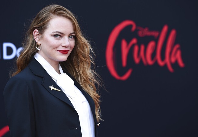 Setelah absen di hadapan publik karena melahirkan, Emma Stone akhirnya eksis lagi karpet merah. Aktris yang baru menyambut kehadiran seorang putri pada Maret lalu menunjukkan batang hidungnya di acara penayangan perdana  film Cruella di Los Angeles, AS, Selasa (19/5/2021). (Foto: Invision/Jordan Strauss)
