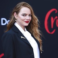 Setelah absen di hadapan publik karena melahirkan, Emma Stone akhirnya eksis lagi karpet merah. Aktris yang baru menyambut kehadiran seorang putri pada Maret lalu menunjukkan batang hidungnya di acara penayangan perdana  film Cruella di Los Angeles, AS, Selasa (19/5/2021). (Foto: Invision/Jordan Strauss)