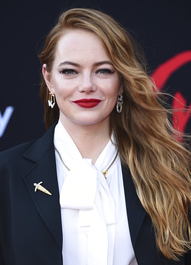 Di jajaran aksesori, ada bros, juga keluaran Louis Vuitton , yang disematkan di kerah blazernya. Bertajuk  ‘Les Armoiries’, bros ini terbuat dari tiga jenis emas (emas putih, emas kuning dan emas pink). Tidak ketinggalan sebuah berlian kuning berbentuk pir, 110 butir berlian kuning dan 41 berlian putih. Butuh 80 jam untuk menciptakan aksesori ini. (Foto: Invision/Jordan Strauss)