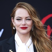 Di jajaran aksesori, ada bros, juga keluaran Louis Vuitton , yang disematkan di kerah blazernya. Bertajuk  ‘Les Armoiries’, bros ini terbuat dari tiga jenis emas (emas putih, emas kuning dan emas pink). Tidak ketinggalan sebuah berlian kuning berbentuk pir, 110 butir berlian kuning dan 41 berlian putih. Butuh 80 jam untuk menciptakan aksesori ini. (Foto: Invision/Jordan Strauss)