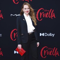 Turut menyempurnakan gayanya, sebuah clutch dari seri Le Petit Malle Louis Vuitton merah mencolok yang senada dengan rona bibirnya. (Foto: Invision/Jordan Strauss)