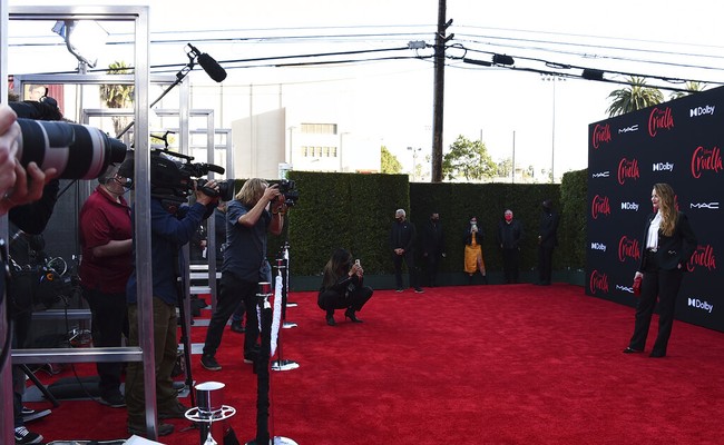 Sebagai wajah Louis Vuitton, pemeran Cruella de Vil ini pun mengandalkan busana keluaran rumah mode asal Prancis tersebut untuk kesempatan spesial itu. (Foto: Invision/Jordan Strauss)