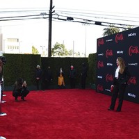 Sebagai wajah Louis Vuitton, pemeran Cruella de Vil ini pun mengandalkan busana keluaran rumah mode asal Prancis tersebut untuk kesempatan spesial itu. (Foto: Invision/Jordan Strauss)