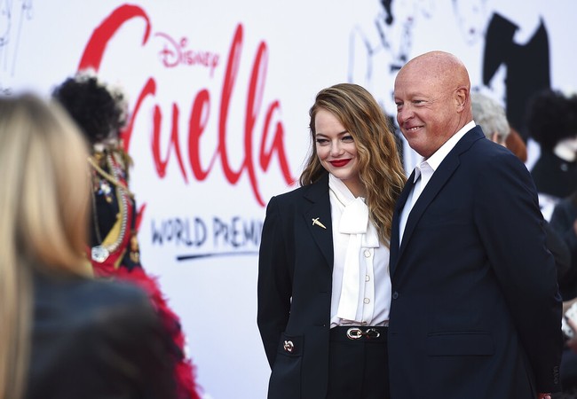 Alih-alih gaun, Emma Stone memilih setelan dengan tampilan monokrom. Sebuah blus putih bow-tie menjaga gayanya agar tetap feminin.  (Foto: Invision/Jordan Strauss)