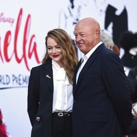 Alih-alih gaun, Emma Stone memilih setelan dengan tampilan monokrom. Sebuah blus putih bow-tie menjaga gayanya agar tetap feminin.  (Foto: Invision/Jordan Strauss)