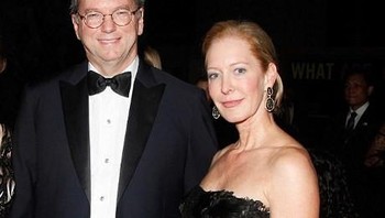 Eric Schmidt adalah mantan CEO Google. Ia menikah dengan wanita bernama Wndy Susan Boyle dan dikaruniai dua orang anak. Pada tahun 2011, mereka hidup terpisah karena kabar yang menyebutkan bahwa Schmidt sering menjalin hubungan dengan beberapa wanita lain. Foto: Daily Star