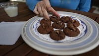 Kue cokelat jangkrik tersaji di meja makan di rumah ahli Maryland Michael Raupp dan Paula Shrewsbury di Columbia.