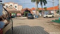 Pantauan detikcom, lokasi resepsi berada di sebelah Gedung CIOS Unida tampak ada tenda hias. Di sebelah kanan pintu masuk tenda, tampak sebuah karangan bunga ucapan selamat dari beberapa pejabat.