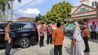 Di sebelah sisi kiri pintu masuk tenda, terdapat 3 karangan bunga dari Wabup Jombang Sumrambah, Bupati Jombang Mundjidah Wahab dan Wagub Jatim Emil Elestianto Dardak.
