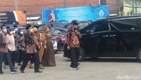Bagian depan tenda, tampak beberapa mobil sedang parkir. Resepsi pernikahan rencananya digelar pukul 14.00 WIB. Tampak pula beberapa penjaga mulai terlihat di sekitar lokasi.