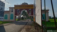 Humas Ponpes Modern Darussalam Gontor, Ustadz Taufik Affandi membenarkan pesta resepsi UAS dan Fatimah dilangsungkan di Gedung Unida.