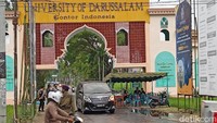 Sebelumnya, Ustaz Abdul Somad (UAS) bersama istrinya Fatimah Az Zahra Salim Barabud (19) safari ke Pemkab Jombang. Tak hanya itu, mereka juga mendatangi 3 ponpes besar. Selain silaturahmi, kunjungan UAS juga untuk mengundang bupati dan para pengasuh pesantren ke resepsi pernikahannya di Ponpes Gontor, Ponorogo.