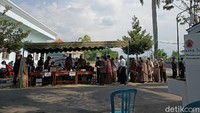 Para tamu undangan yang datang diwajibkan tes GeNose.