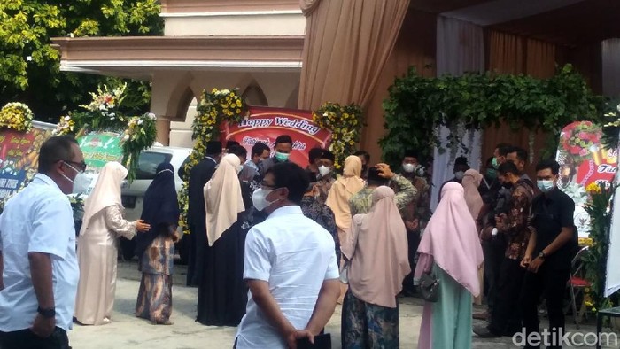 Foto-foto Lokasi Resepsi Pernikahan Ustaz Abdul Somad Lokasi resepsi pernikahan Ustaz Abdul Somad (UAS) dan Fatimah Az Zahra digelar di Gedung Universitas Darussalam (Unida) Gontor. Ini foto-fotonya.