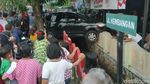 Foto-foto Mobil Nangkring di Pagar Rumah Warga