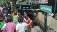 Posisi mobil yang tak lazim ini sempat menyulitkan upaya evakuasi.