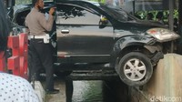 Mobil bernomor polisi AD 9261 SP ini baru bisa dievakuasi pukul 17.30 WIB.