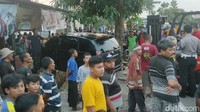Informasi yang dihimpun dari Satlantas Polres Karanganyar, pengemudi mobil diketahui bernama DA (24), warga Desa Bandardawung, Kecamatan Tawangmangu, Karanganyar. Pengemudi mobil diketahui dalam kondisi selamat.