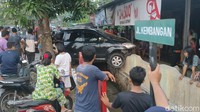 Saksi mata yang juga pemilik rumah, Doni Anjar Puspito (35), menuturkan mobil yang nangkring di pagar rumahnya itu melaju dari arah timur dengan kecepatan tinggi. Setibanya di lokasi, mobil itu diduga hendak menyalip kendaraan di depannya namun posisinya terlalu ke kiri.