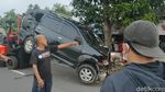 Foto-foto Mobil Nangkring di Pagar Rumah Warga