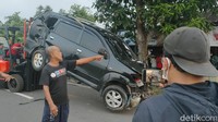 Usai menabrak pohon, mobil itu sempat menghantam kios bensin miliknya. Mobil terus melaju hingga akhirnya menabrak tembok pembatas kali di depan rumah Doni. Menurut Doni, kondisi jalan di depan rumahnya sedang sepi. Sehingga kecelakaan ini tidak menimbulkan korban.