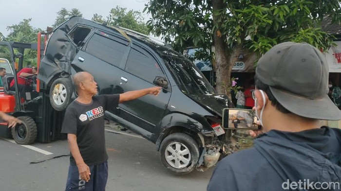 Satu unit mobil Toyota Avanza warna hitam kecelakaan hingga nangkring ke pagar rumah warga di Desa Lalung, Kecamatan/Kabupaten Karanganyar, Jawa Tengah.