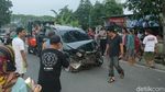 Foto-foto Mobil Nangkring di Pagar Rumah Warga