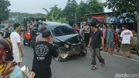 Doni menduga pengemudi berada dalam kondisi mabuk. Sebab, pengemudi mobil tersebut memberikan keterangan yang berbeda-beda setiap ditanya oleh warga. Dimintai konfirmasi terkait hal itu, Kanit Laka Satlantas Polres Karanganyar Ipda Widya S Putri membenarkan kecelakaan ini. Dugaan sementara, kecelakaan diakibatkan pengemudi sedang dalam pengaruh obat-obatan.