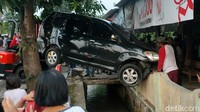 Pantauan detikcom di lokasi kejadian, kecelakaan ini terjadi sekitar pukul 16.30 WIB. Kondisi mobil berada di atas kali.