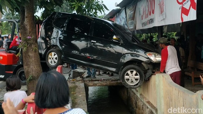 Satu unit mobil Toyota Avanza warna hitam kecelakaan hingga nangkring ke pagar rumah warga di Desa Lalung, Kecamatan/Kabupaten Karanganyar, Jawa Tengah.