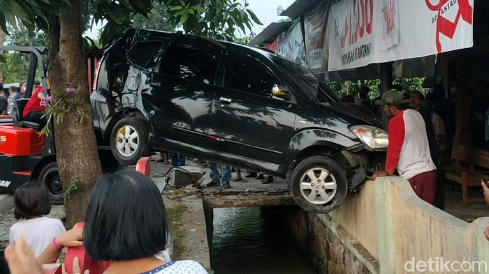 Foto-foto Mobil Nangkring di Pagar Warga Karanganyar Satu unit mobil Toyota Avanza warna hitam kecelakaan hingga nangkring ke pagar rumah warga di Desa Lalung, Kecamatan/Kabupaten Karanganyar, Jawa Tengah.