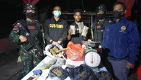 Terungkapnya penyelundupan ganja, berawal dari kecurigaan tim pengawas bersama Satgas Pamtas Yonif 13, dari hasil pengeledahan ditemukan ganja yang dimasukan ke dalam karung berisi singkong dan sagu. Foto: dok. Bea Cukai Jayapura