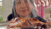 Ada salah satu menu yang menjadi kesukaannya. Seporsi daging panggang krispy yang sangat lezat terlihat disantap oleh Desy Ratnasari pada acara tersebut. Foto: Instagram/desyratnasariterdepan