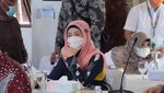 Keseruan Desy Ratnasari Saat Cicipi Jajanan hingga Makan Bersama Keluarga