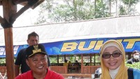 Desy Ratnasari kerap berkunjung ke kota-kota di Jawa Barat selaku provinsi perwakilannya. Salah satunya adalah Pangandaran yang membuatnya berkesempatan makan siang bersama wakil Gubernur Jawa Barat. Foto: Instagram/desyratnasariterdepan