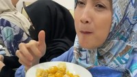 Walaupun sibuk menjadi selebriti sekaligus politikus, tetapi Desy Ratnasari tetap menyisihkan waktu untuk keluarganya. Melalui akun instagramnya, ia juga membagikan kebersamaan keluarganya saat makan bersama. Foto: Instagram/desyratnasariterdepan