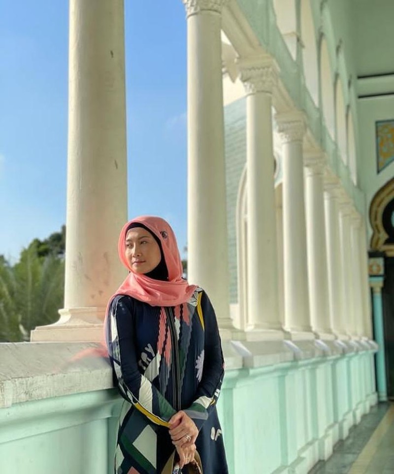 Galeri Desy Ratnasari Keseruan Desy Ratnasari Saat Cicipi Jajanan hingga Makan Bersama Keluarga